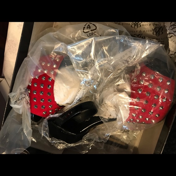 Woman’s Stilettos - Picture 5 of 8